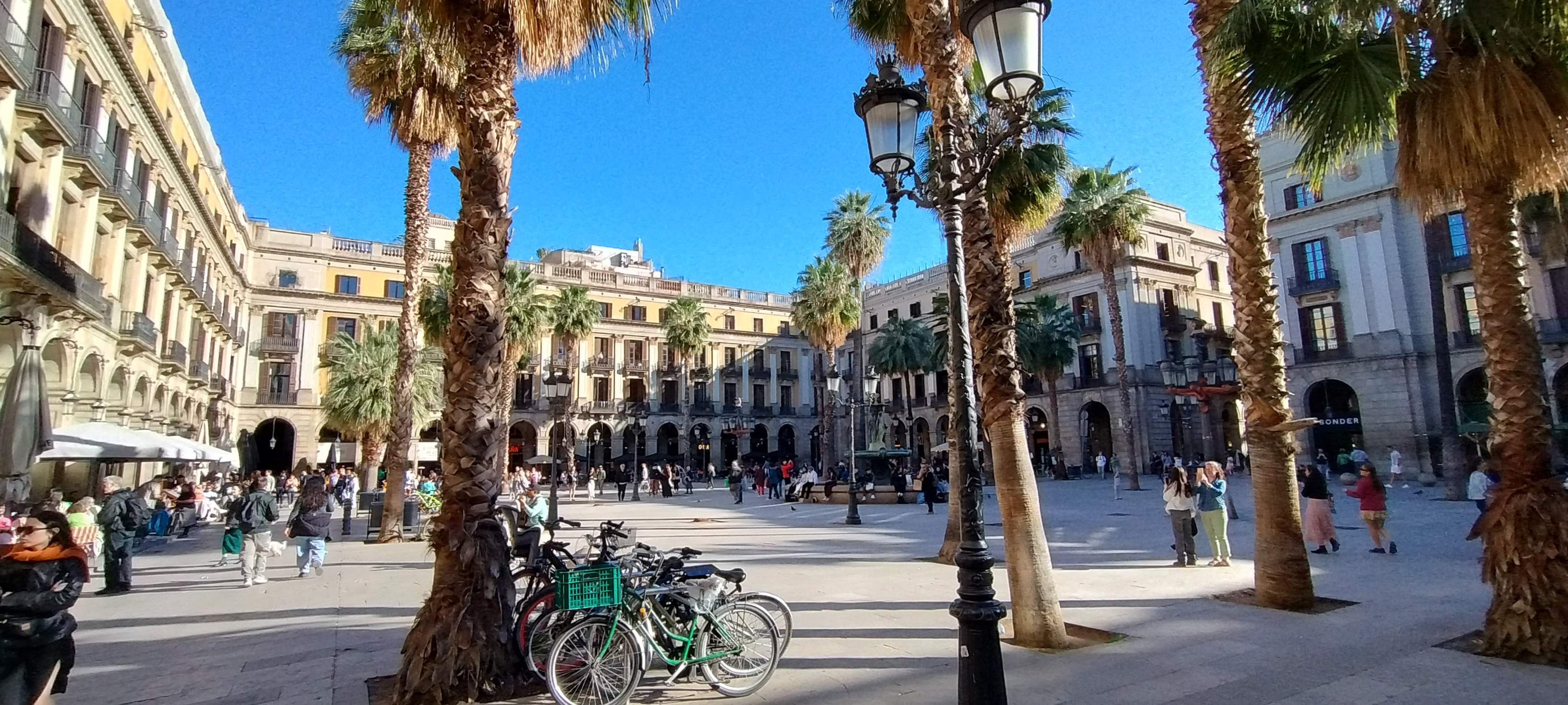 De convento a epicentro turístico y con obra de Gaudí: 175 años de historia de la plaza Reial