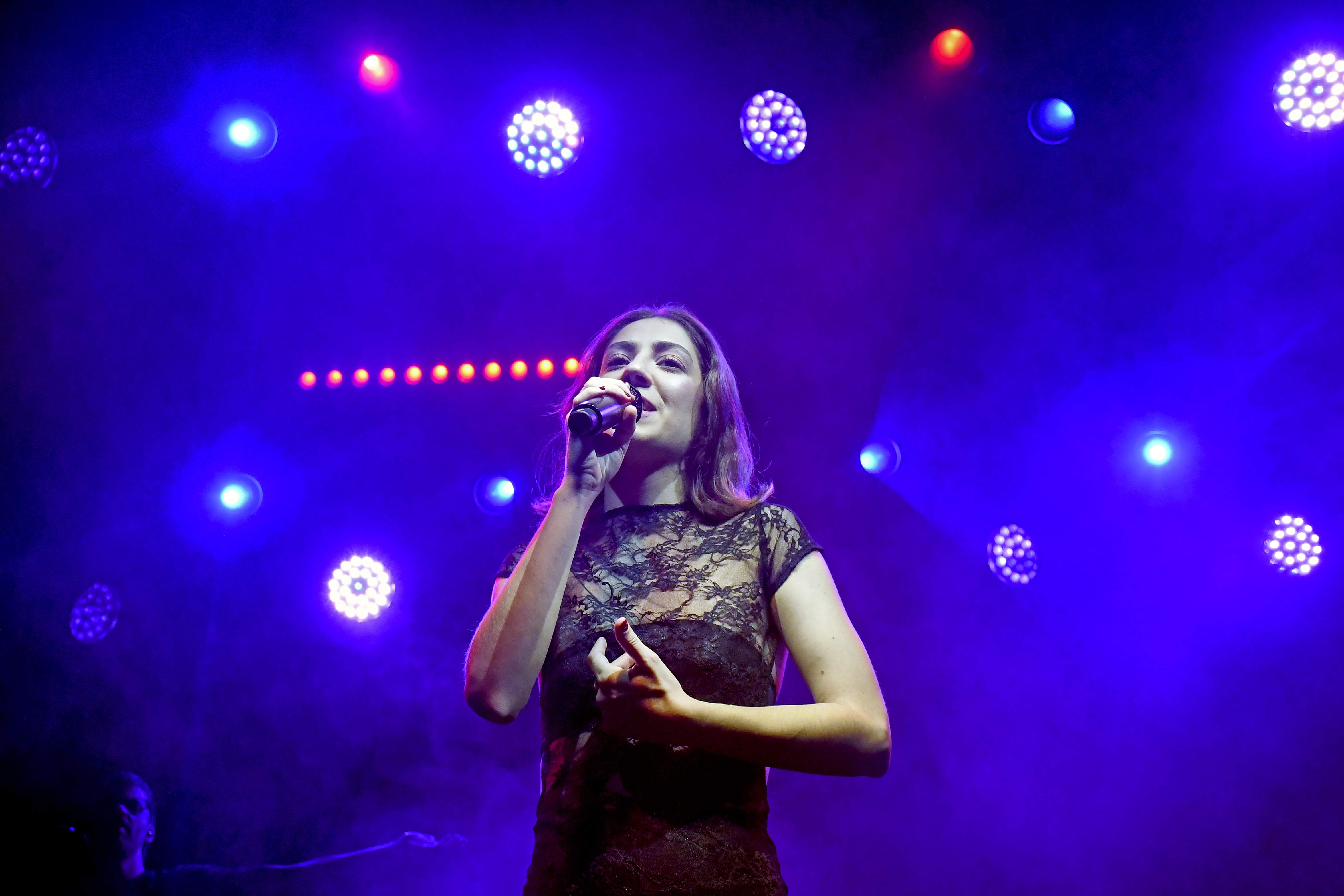 Maria Jaume pone a bailar a toda la Sala Apolo a ritmo de nostalgia pop