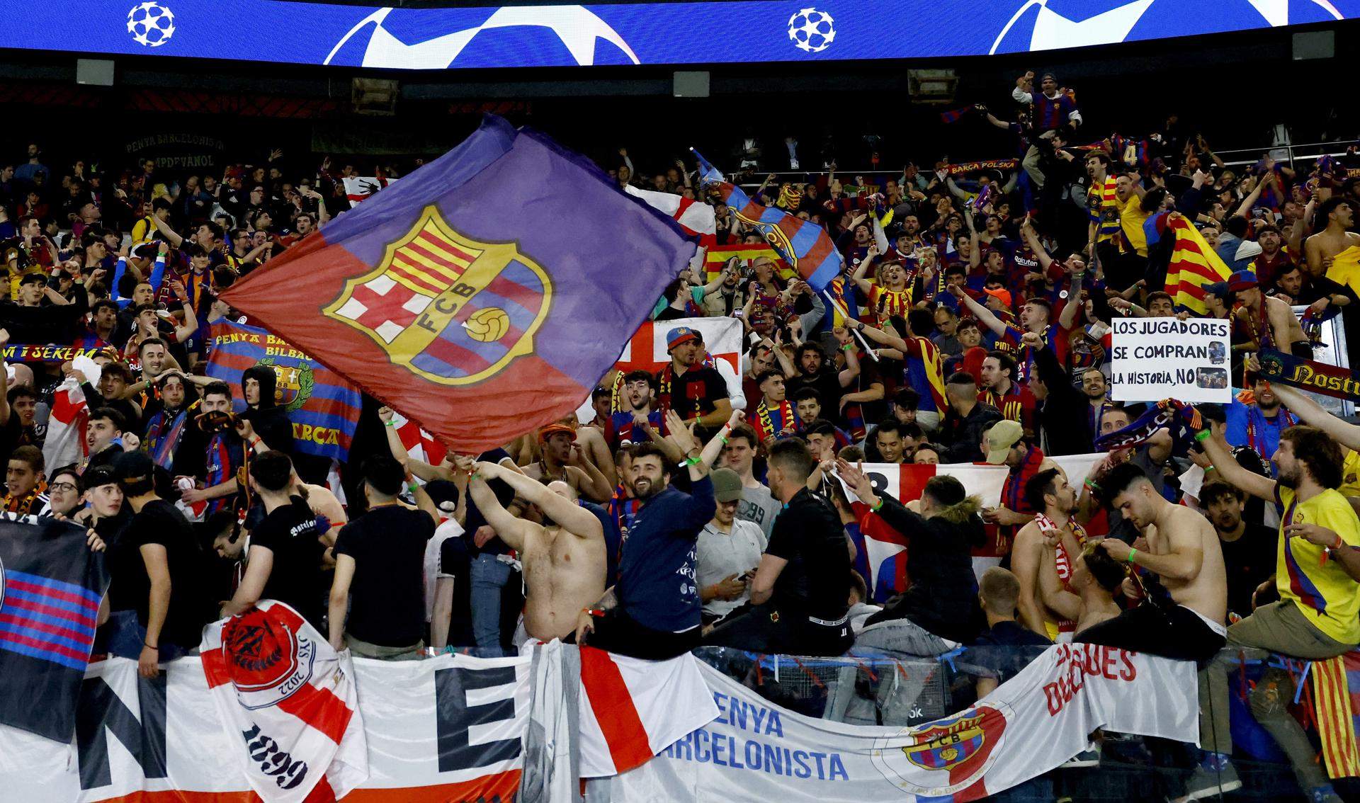 Detinguts dos aficionats del Barça per crits racistes i salutacions feixistes durant el PSG-FCB a París