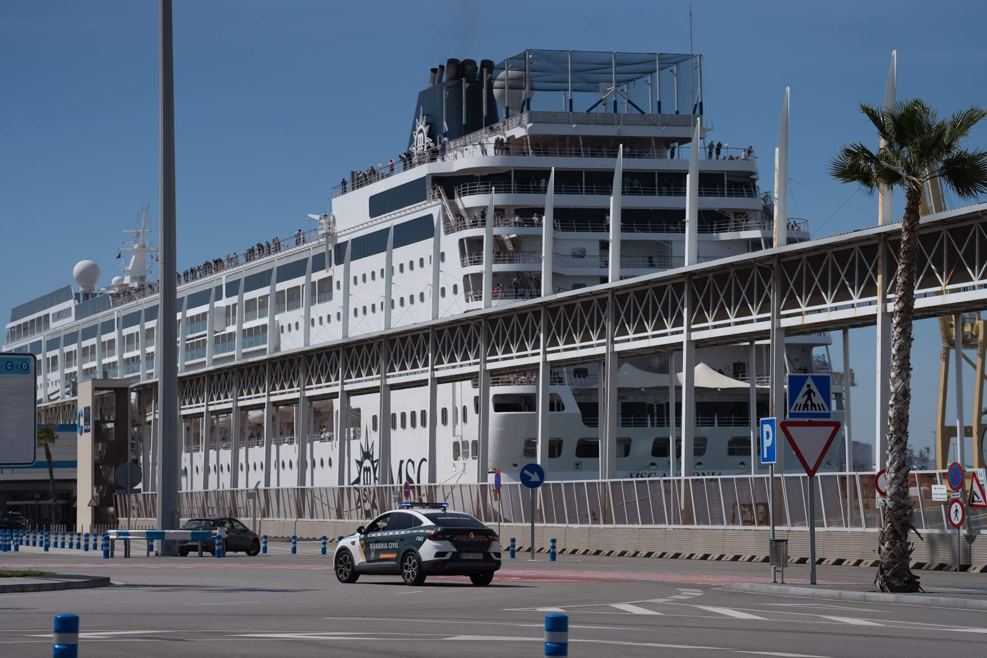 España deportará en avión a los bolivianos retenidos en el puerto de Barcelona, excepto a una familia