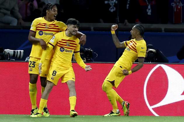 Raphinha, Pedri i Kounde celebren un gol del Barça contra el PSG / Foto: EFE