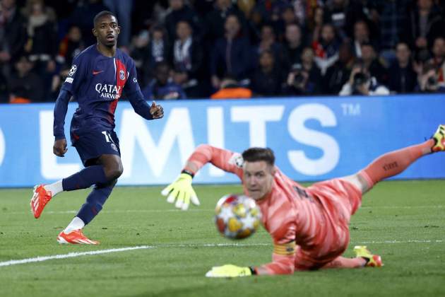 Ousmane Dembélé envia el balón al palo durante el PSG - Barça / Foto: EFE