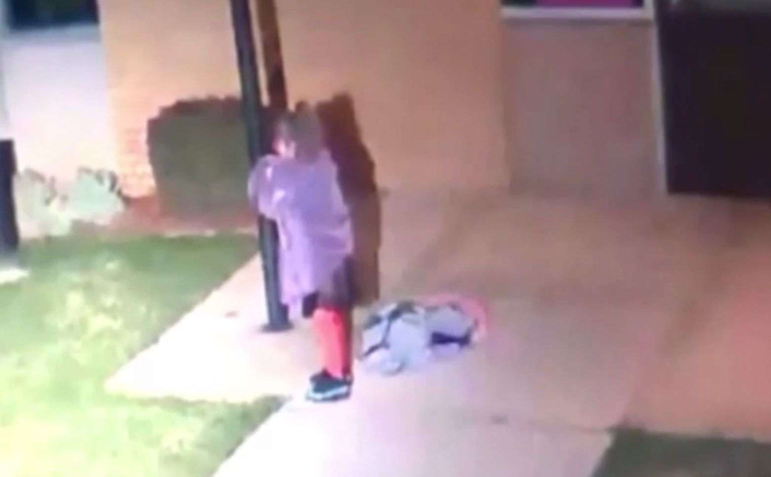 Abandona la filla de cinc anys al carrer a les 5 de la matinada