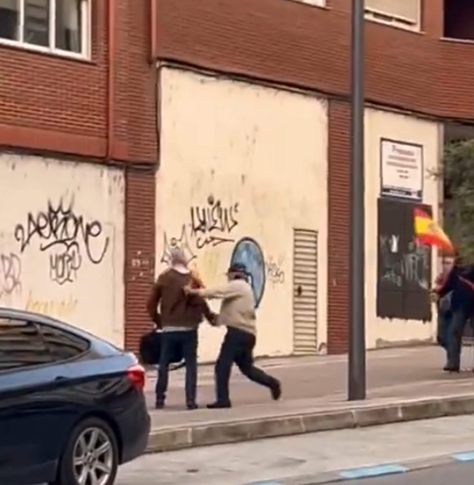 Manifestants d'extrema dreta agredeixen el portaveu del PSOE a Ponferrada