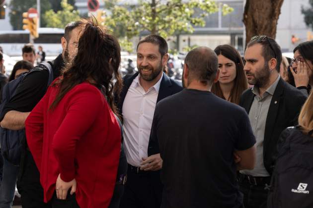 Barcelona. Advocats de les tres expertes denunciades per Junts. Eduardo Cáliz, Sònia Ricondo, David Aranda. Foto: David Zozzakino / Europa Press