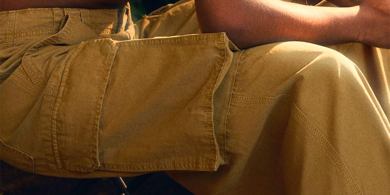 Bershka lanza el pantalón cargo multi pocket inspiración retro tendencia
