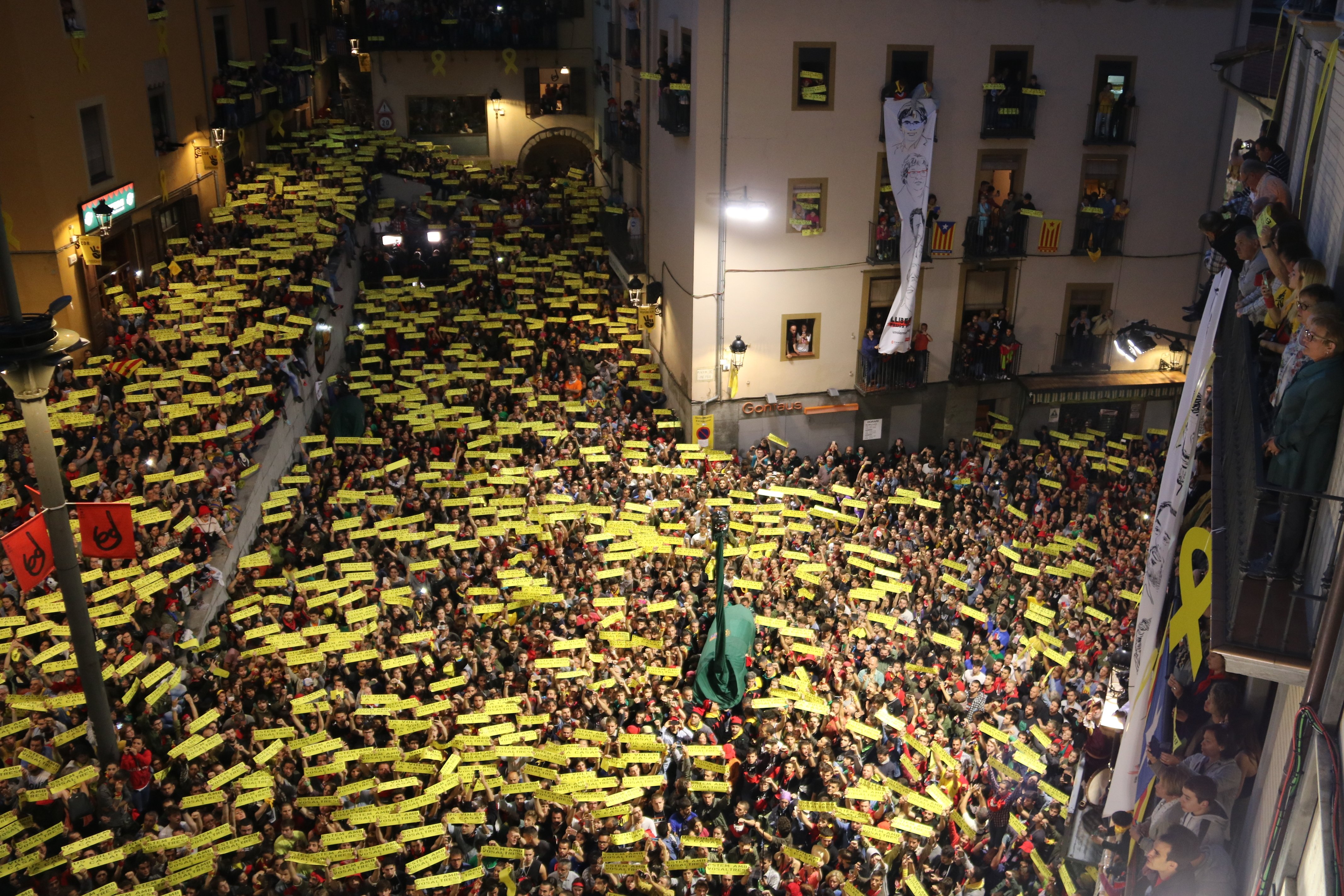 Una Patum amarilla homenajea a los presos políticos