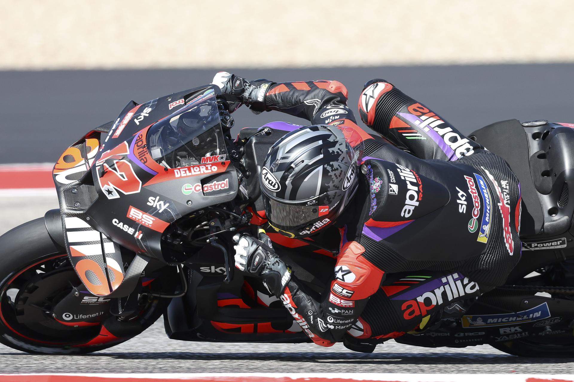 Maverick Viñales impone su ritmo en COTA para ganar en la esprint, seguido por Marc Márquez