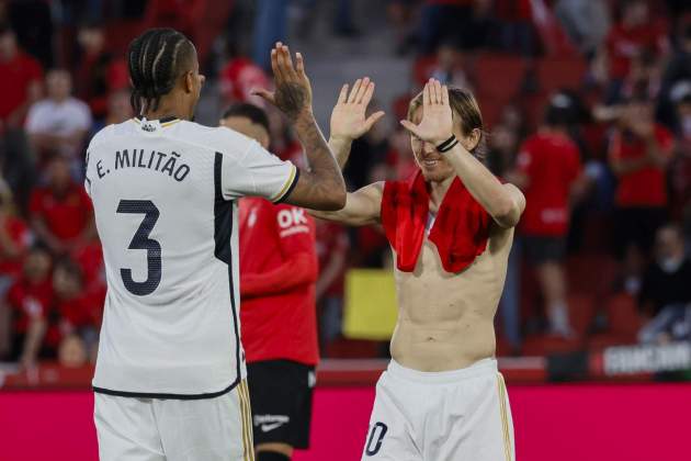 Eder Militao saludándose con Luka Modric Real Madrid / Foto: EFE Eder Militao saludándose con Luka Modric Real Madrid / Foto: EFE