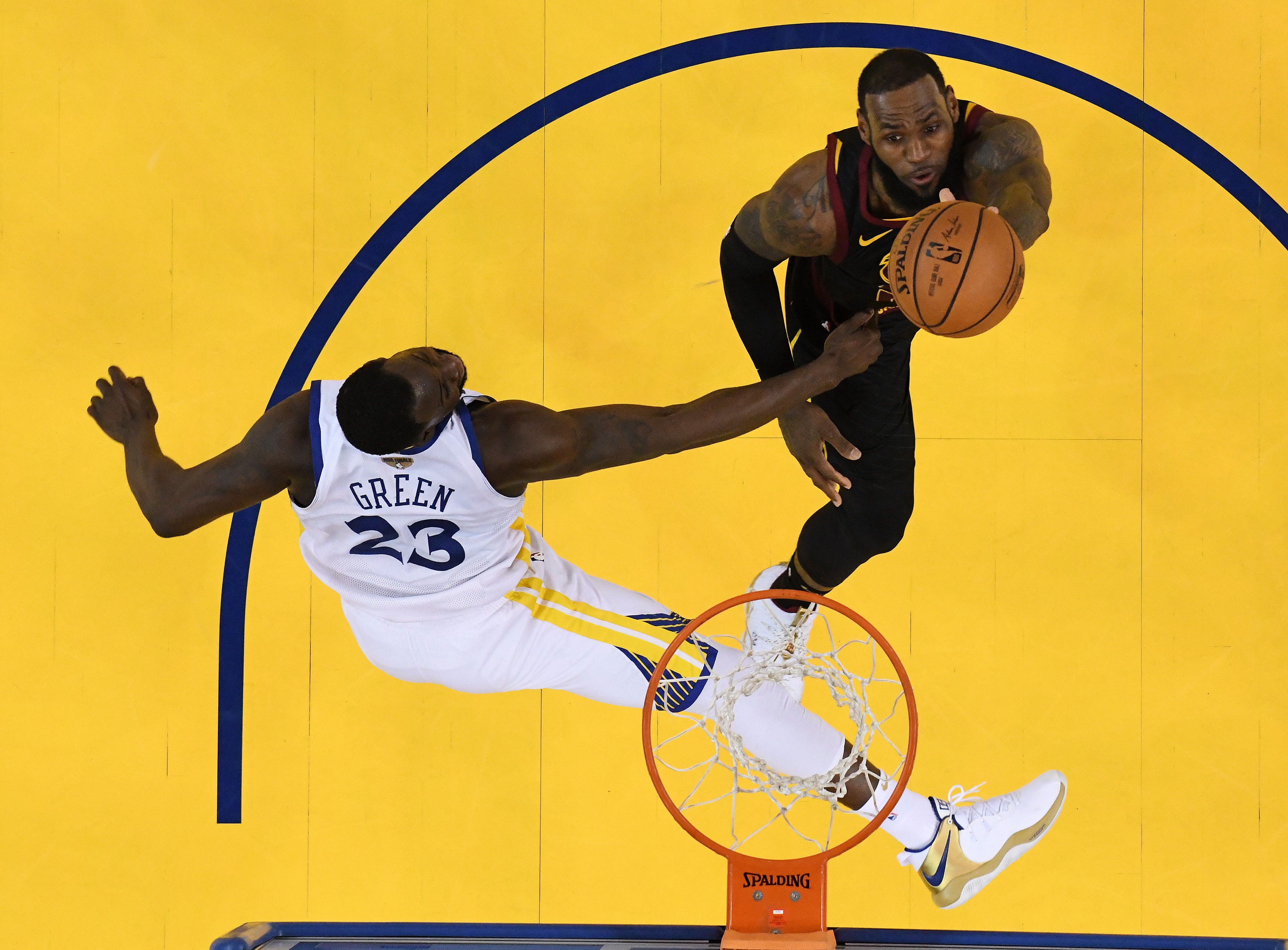 Los Warriors resisten al heroísmo de LeBron James (124-114)