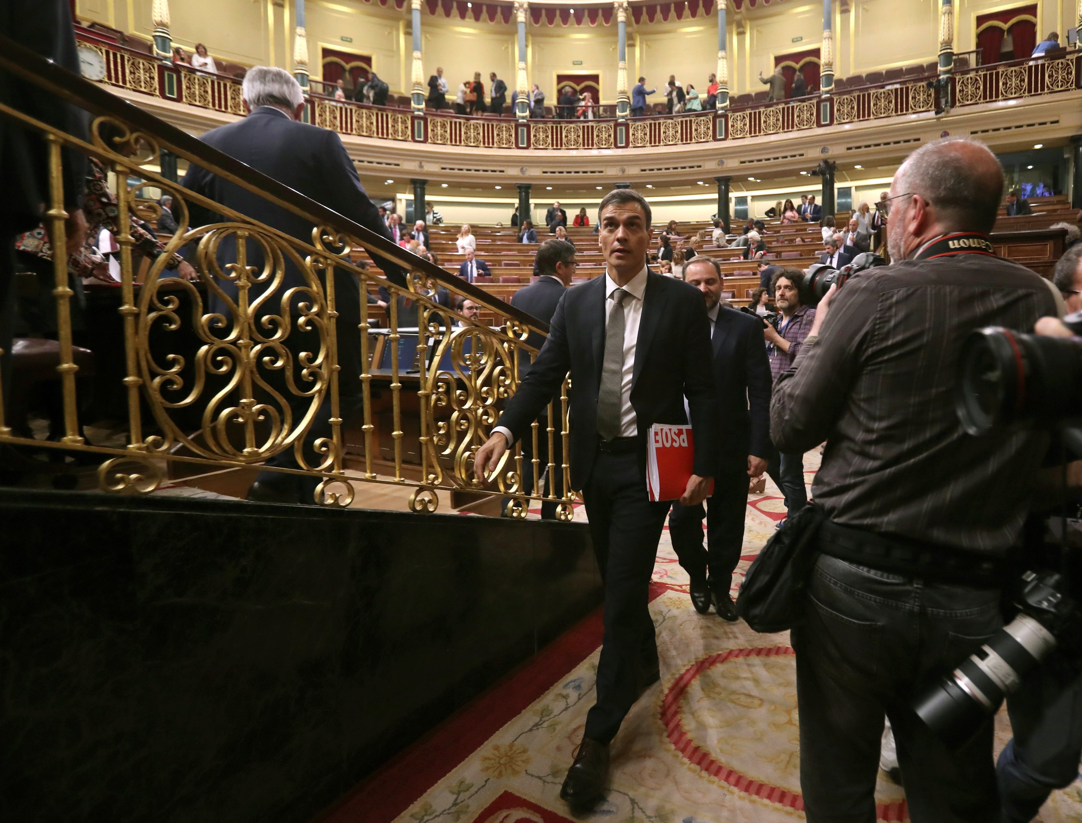 Vídeo: El Congreso grita "Sí se puede" tras la salida de Rajoy