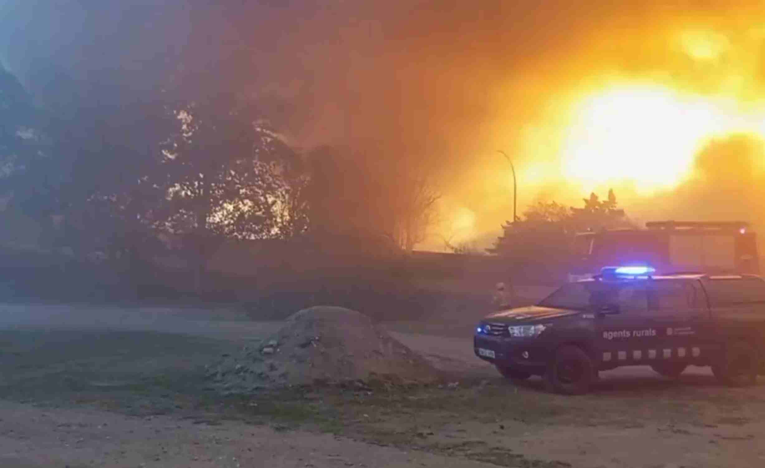Los Bombers trabajan en un incendio forestal en Gelida que ha afectado la circulación de trenes de Rodalies