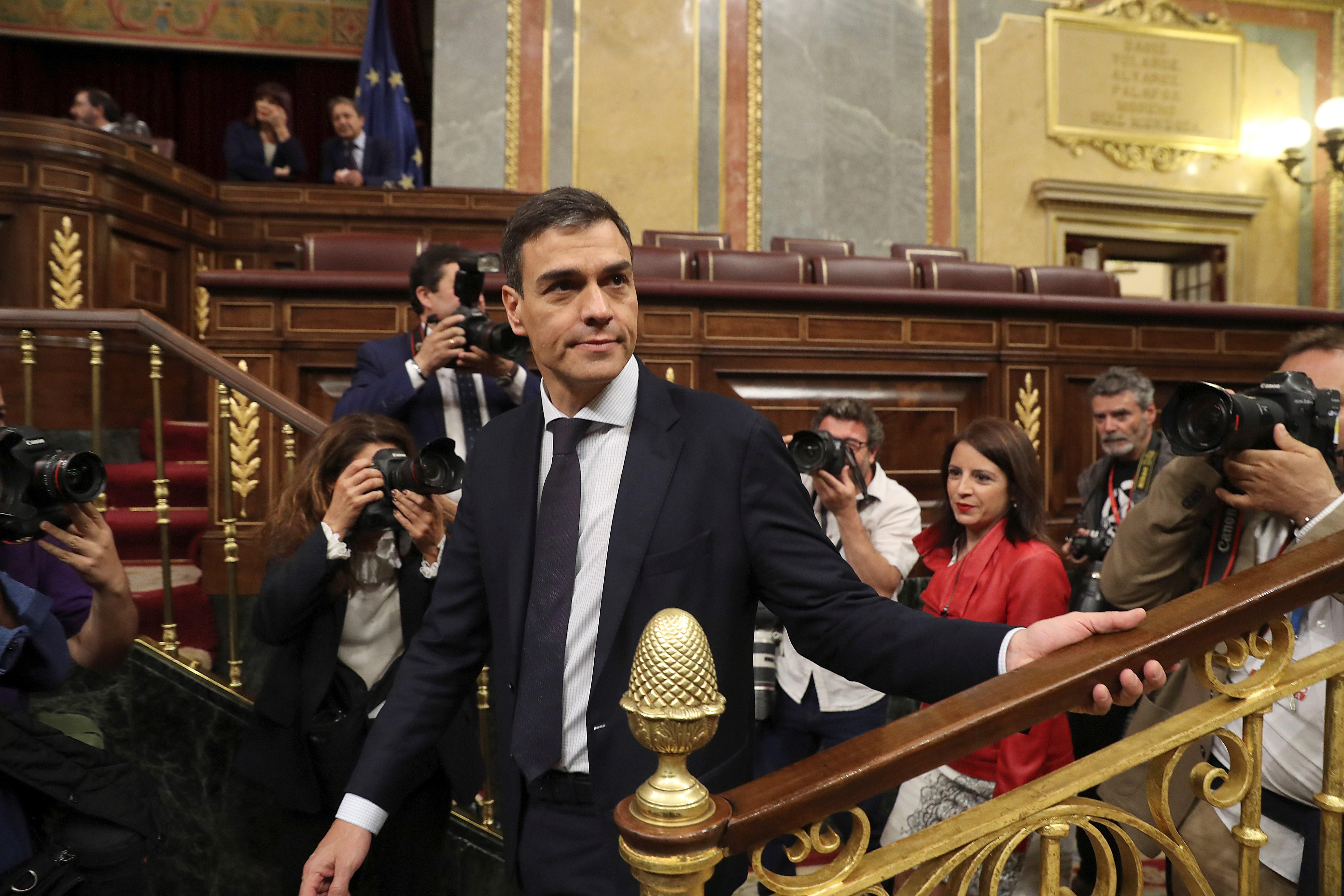 Pedro Sánchez, invested prime minister of Spain with 180 votes against Mariano Rajoy