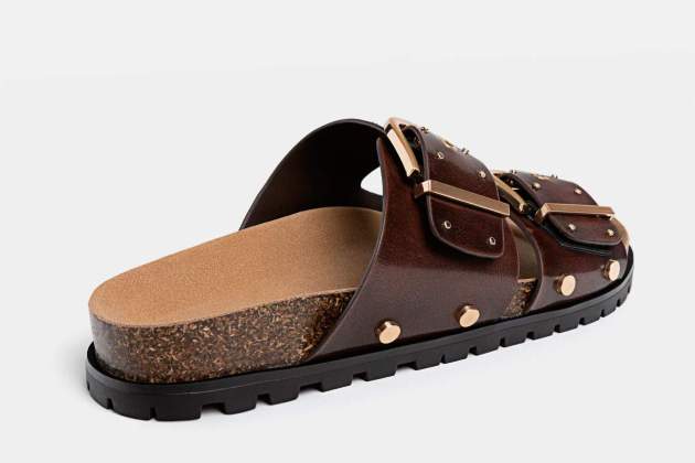 Sandalia plana con hebillas Sandalia plana con hebillas