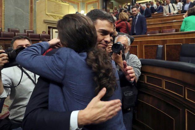 iglesias y sánchez abrazada moción de censura EFE