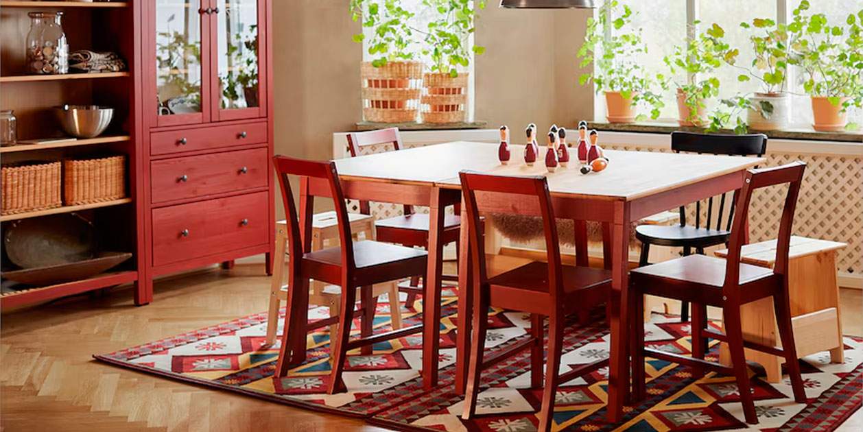 Matrícula de honor en diseño para la silla de color rojo Ikea