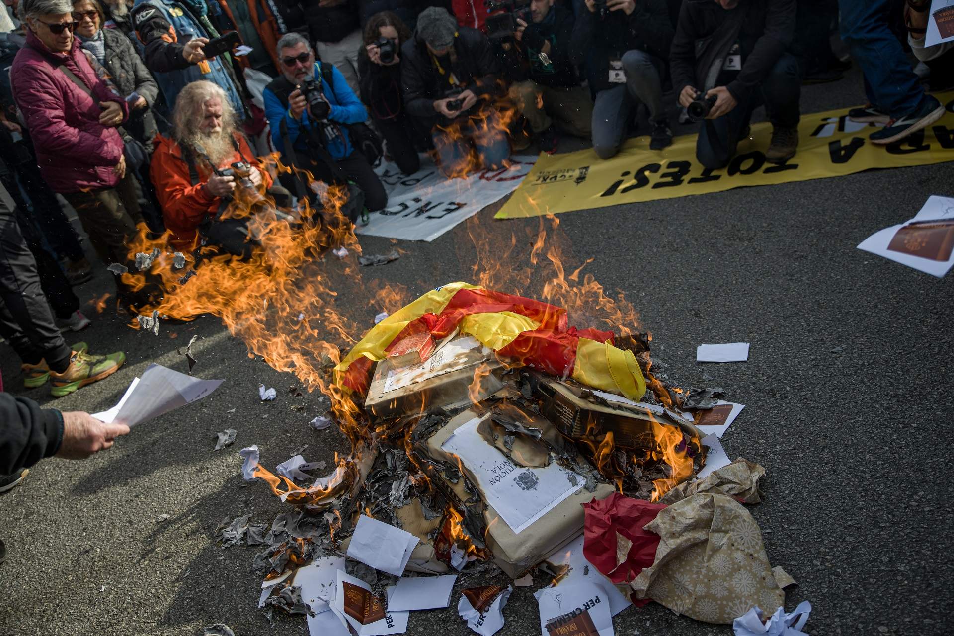 El Constitucional rechaza que una condena por rajar una bandera de España vulnere la libertad de expresión