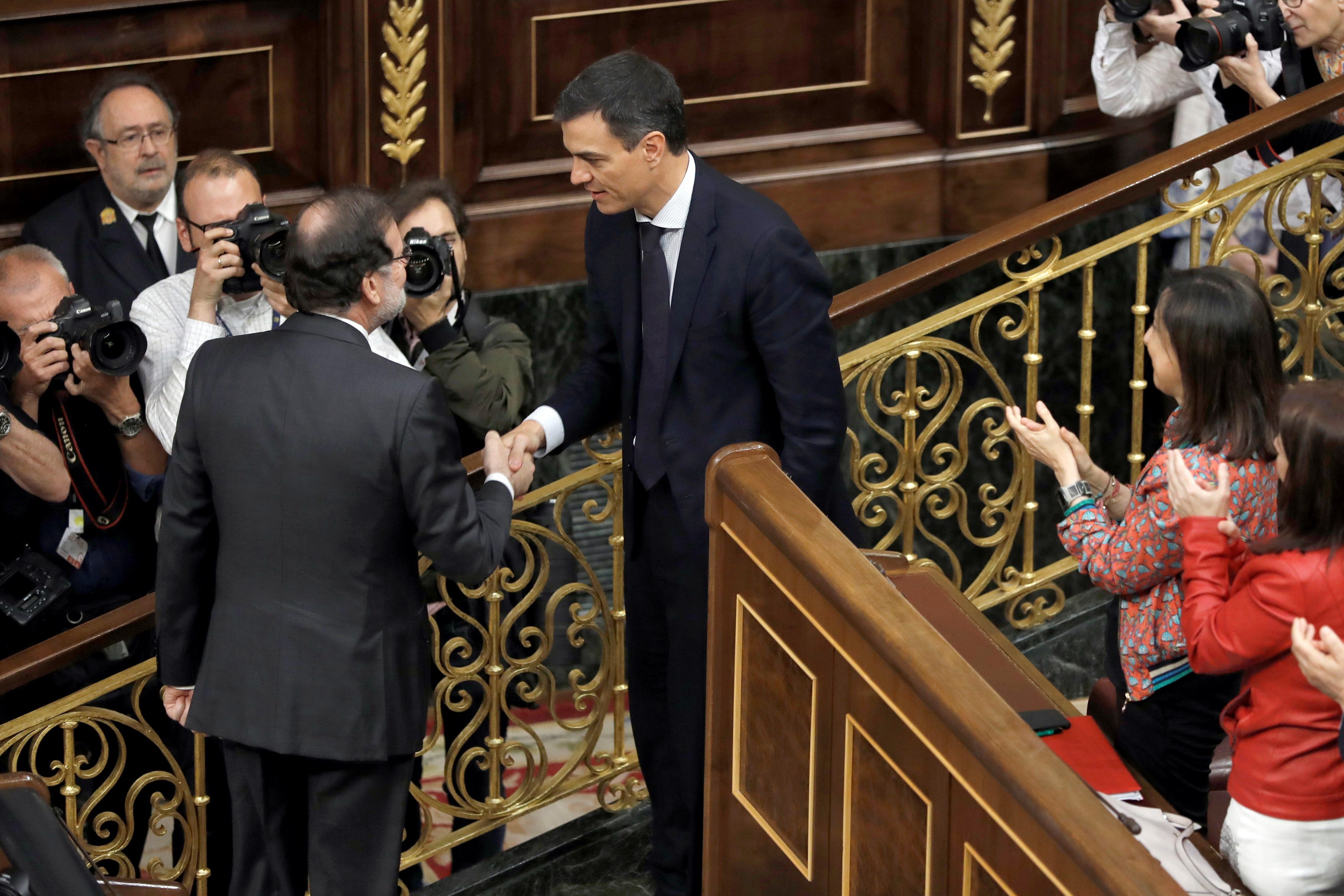Pedro Sánchez i Mariano Rajoy encaixen les mans efe