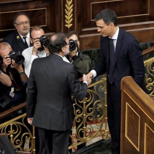 Pedro Sánchez i Mariano Rajoy encaixen les mans efe Pedro Sánchez i Mariano Rajoy encaixen les mans efe