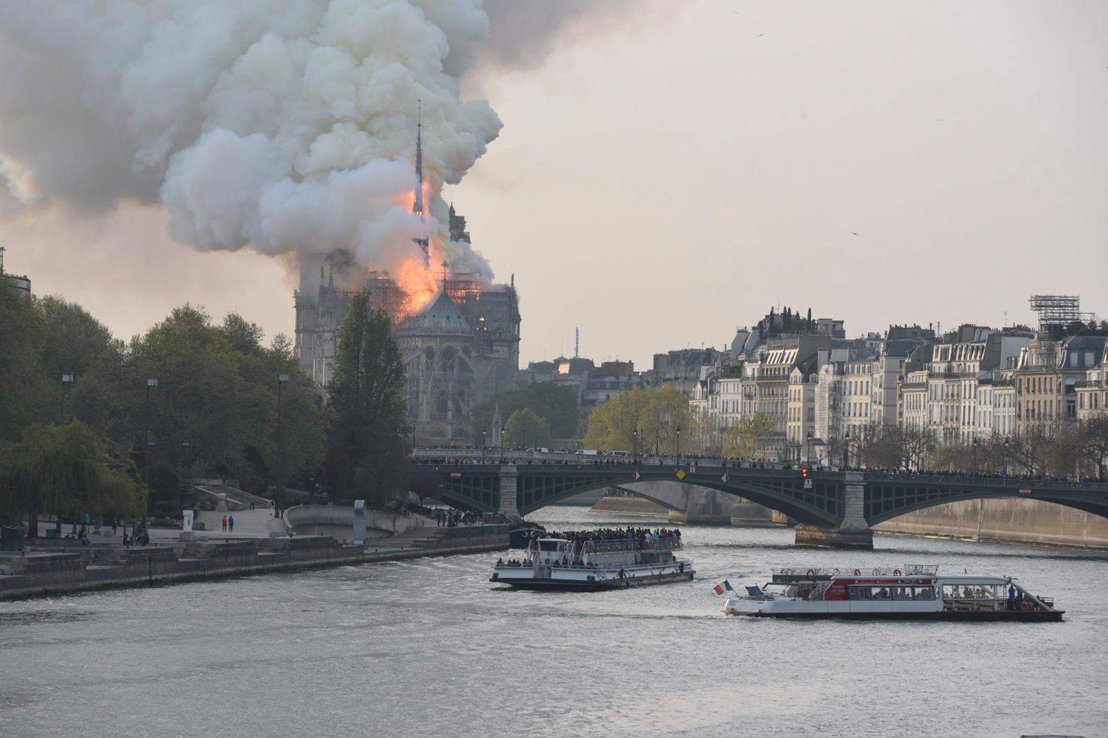 Notre Dame fuego 2 (Europa Press) Notre Dame fuego 2 (Europa Press)