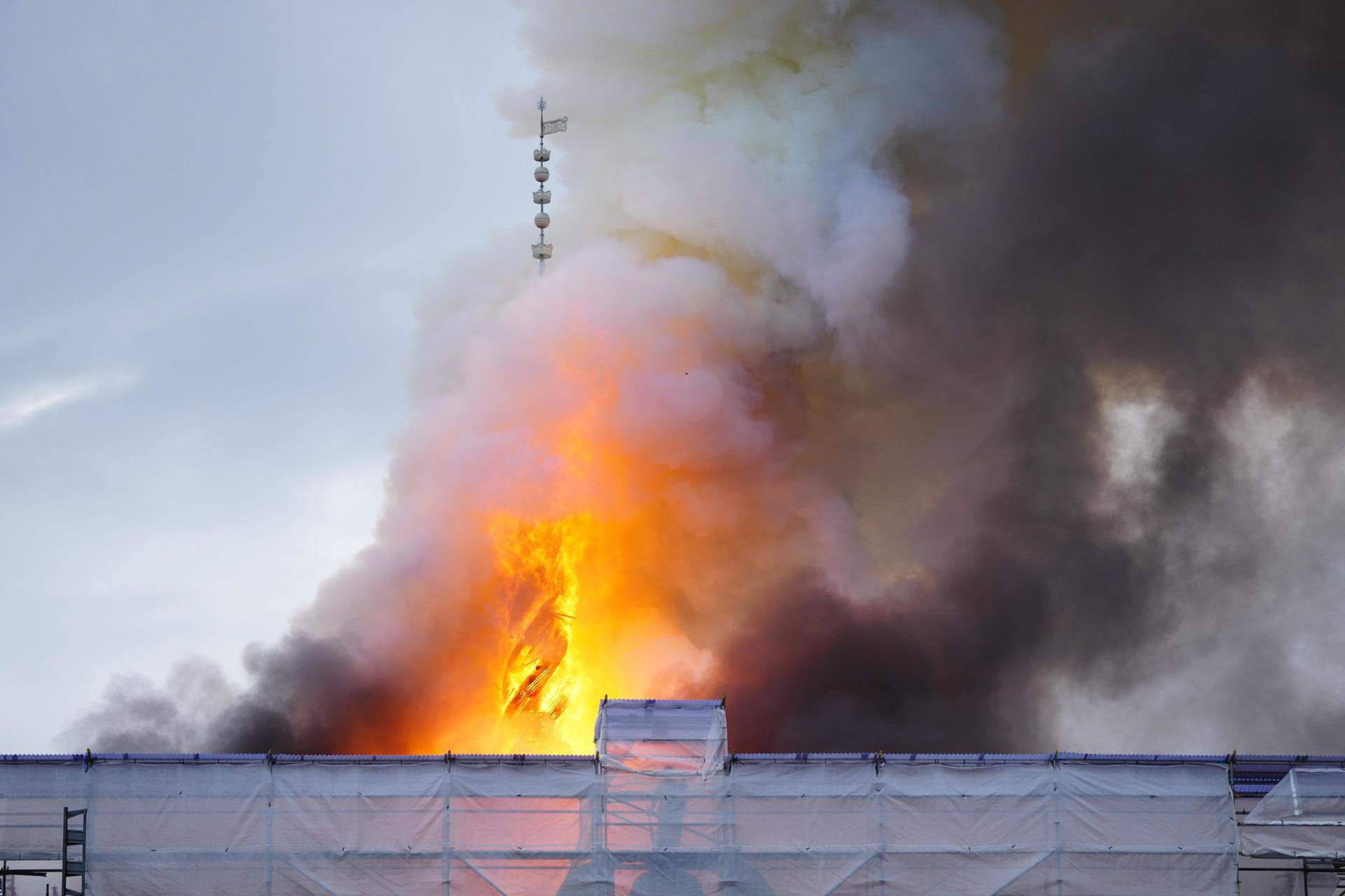 Un incendi engoleix l'històric edifici de la Borsa de Copenhaguen