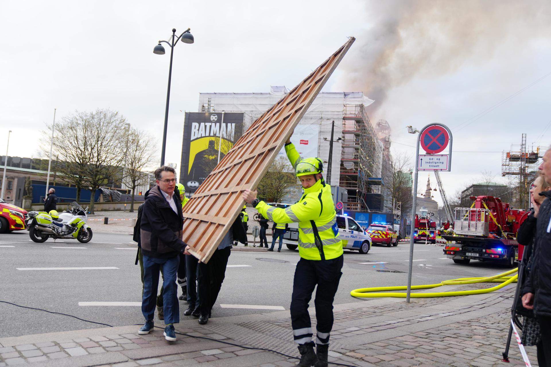 ciutadans i serveis d'emergencia treuen quadres de la Borsa de Copenhaguen. EFE