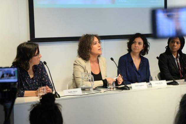 Les advocades d'Iridia, Anaïs Franquesa i Sònia Olivella, en la roda de premsa, aquest dimarts. / Foto: Irídia
