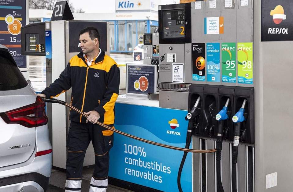 EuropaPress 5691946 coche repostando gasolina