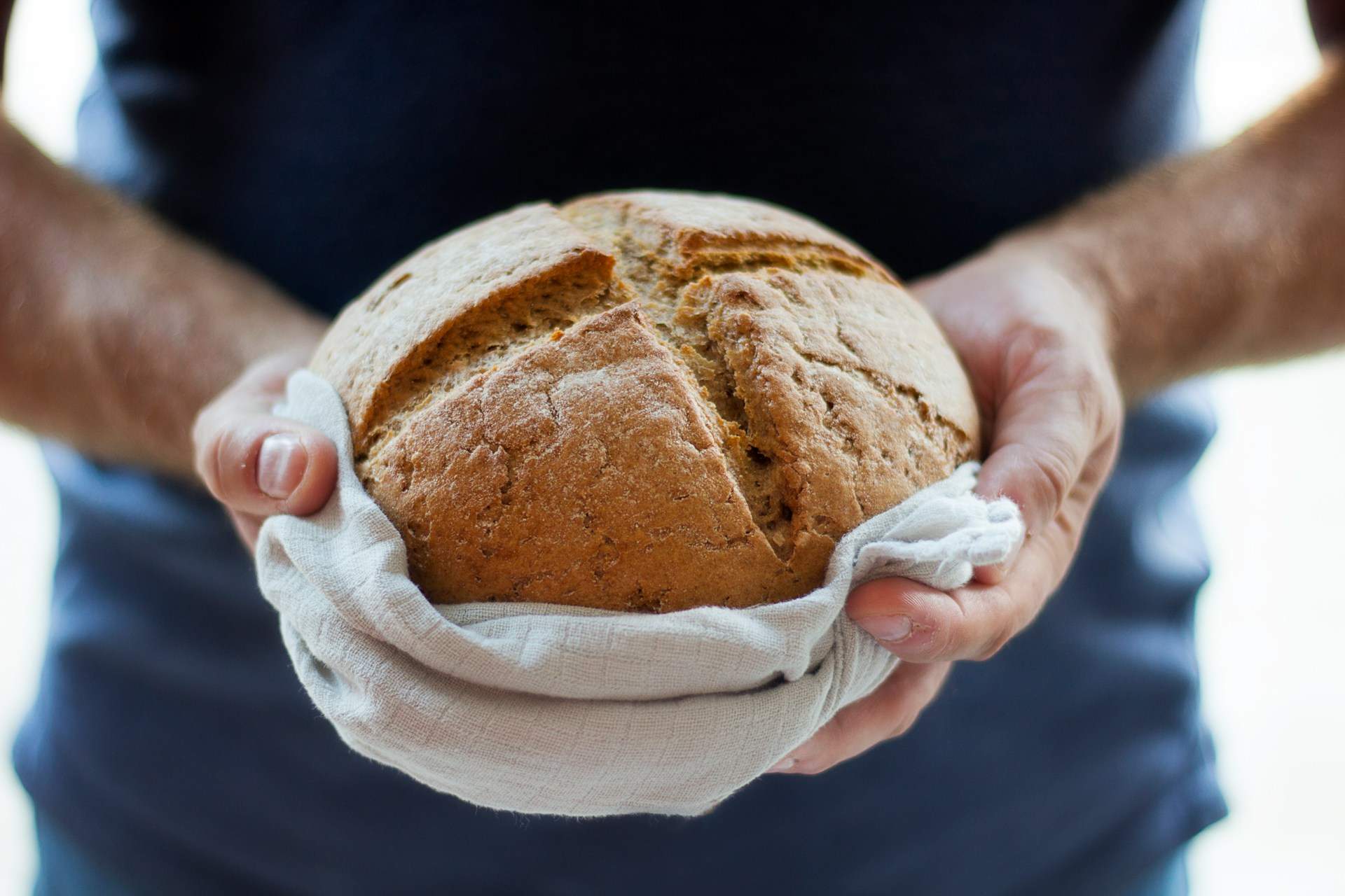 Fer pans en paella és possible: aquí tens la recepta de pa sense forn que et canviarà la vida