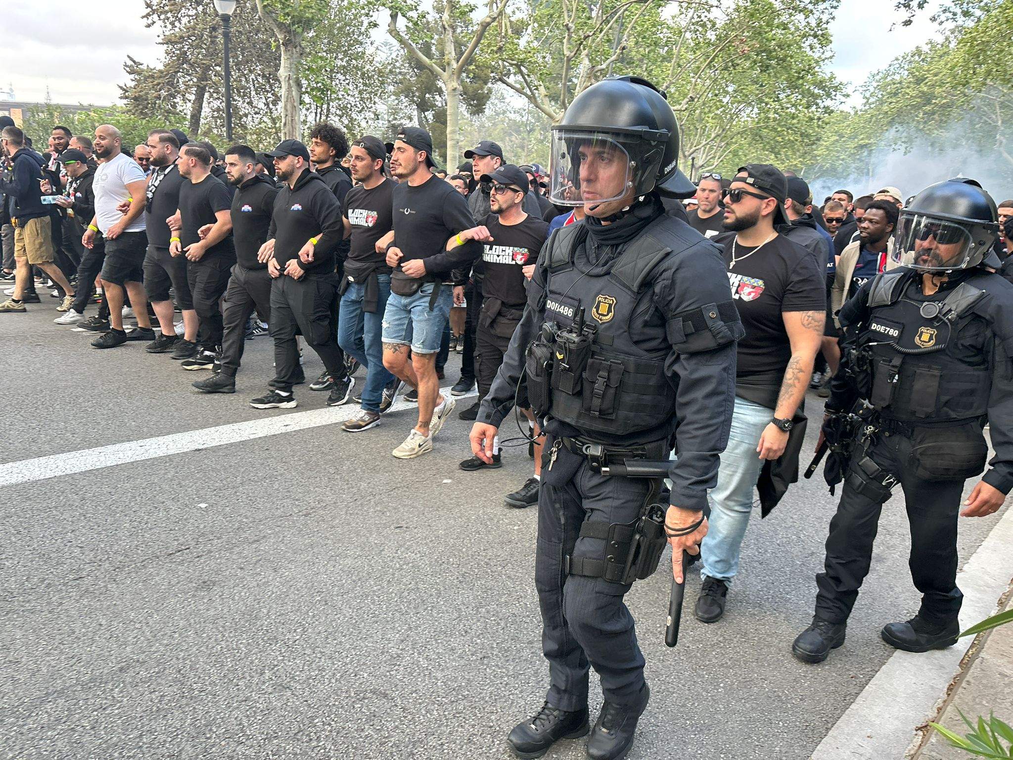 Enfrentamientos de los radicales del PSG contra aficionados del Barça en la previa del partido en Montjuïc