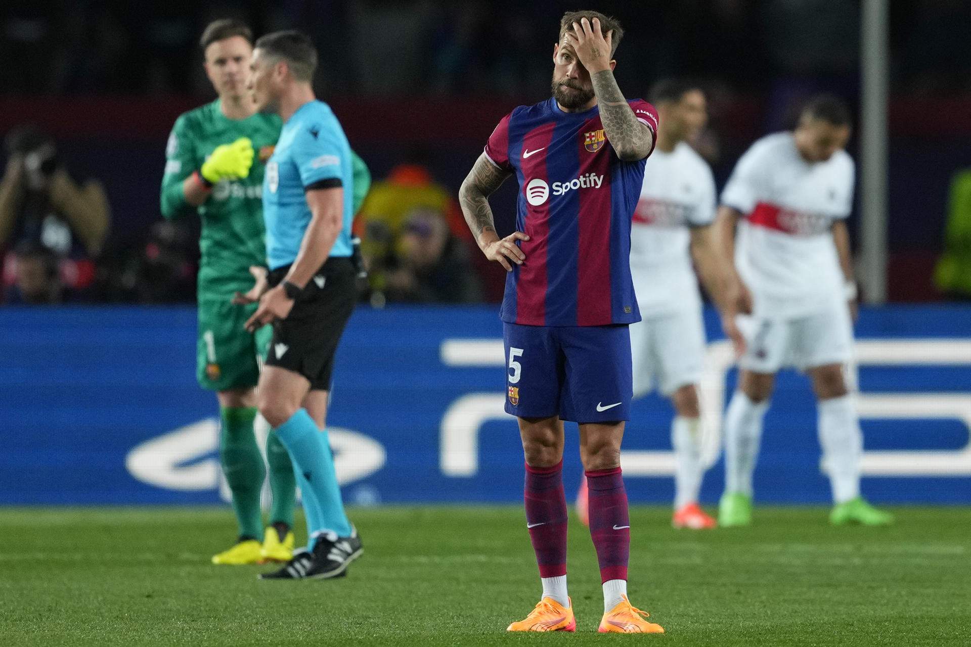 El Barça cae eliminado de la Champions contra el PSG (1-4) en un partido marcado por la expulsión de Araujo