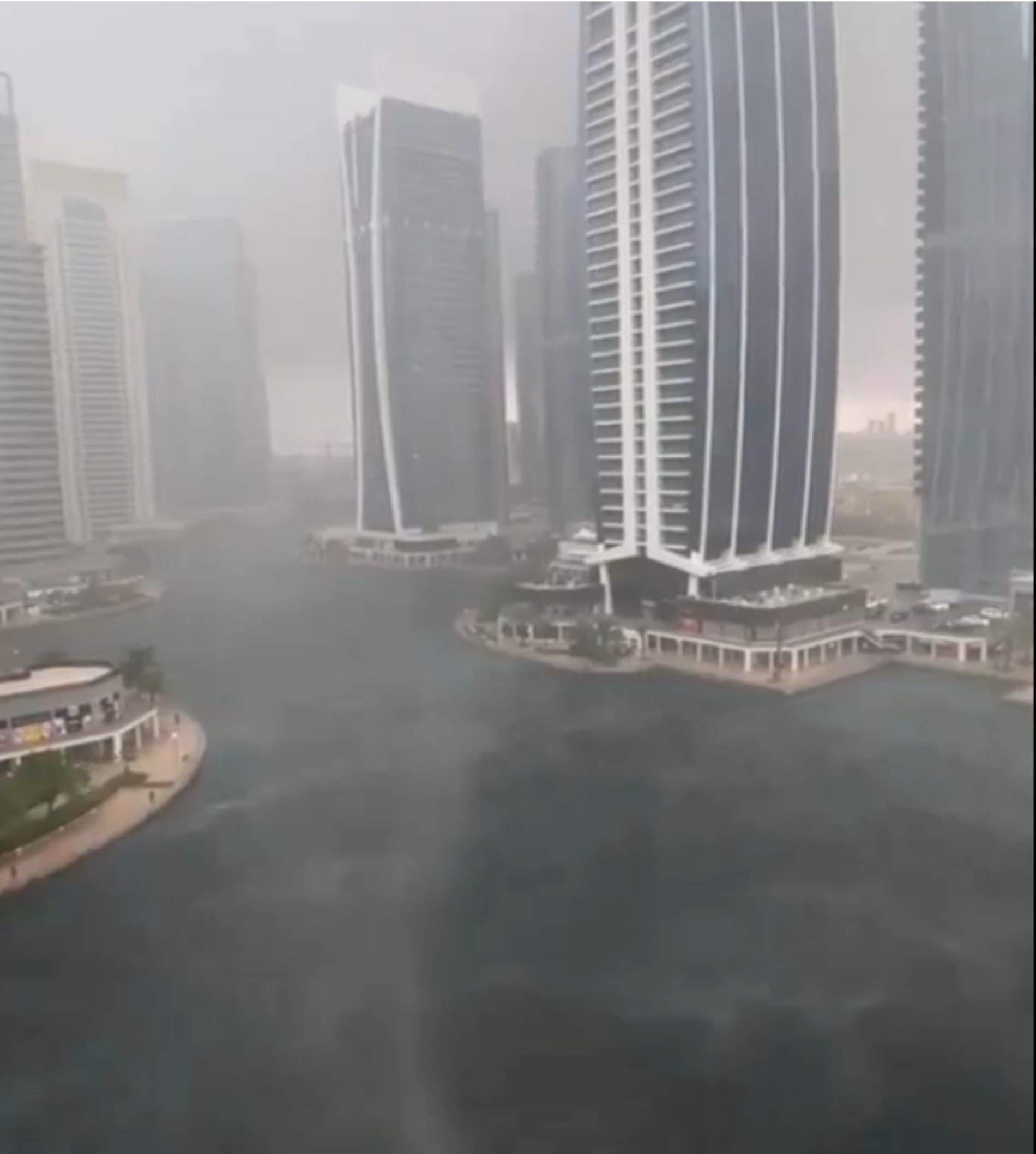 Impactantes imágenes de las inundaciones en Oriente Medio: Dubai convertida en Venecia
