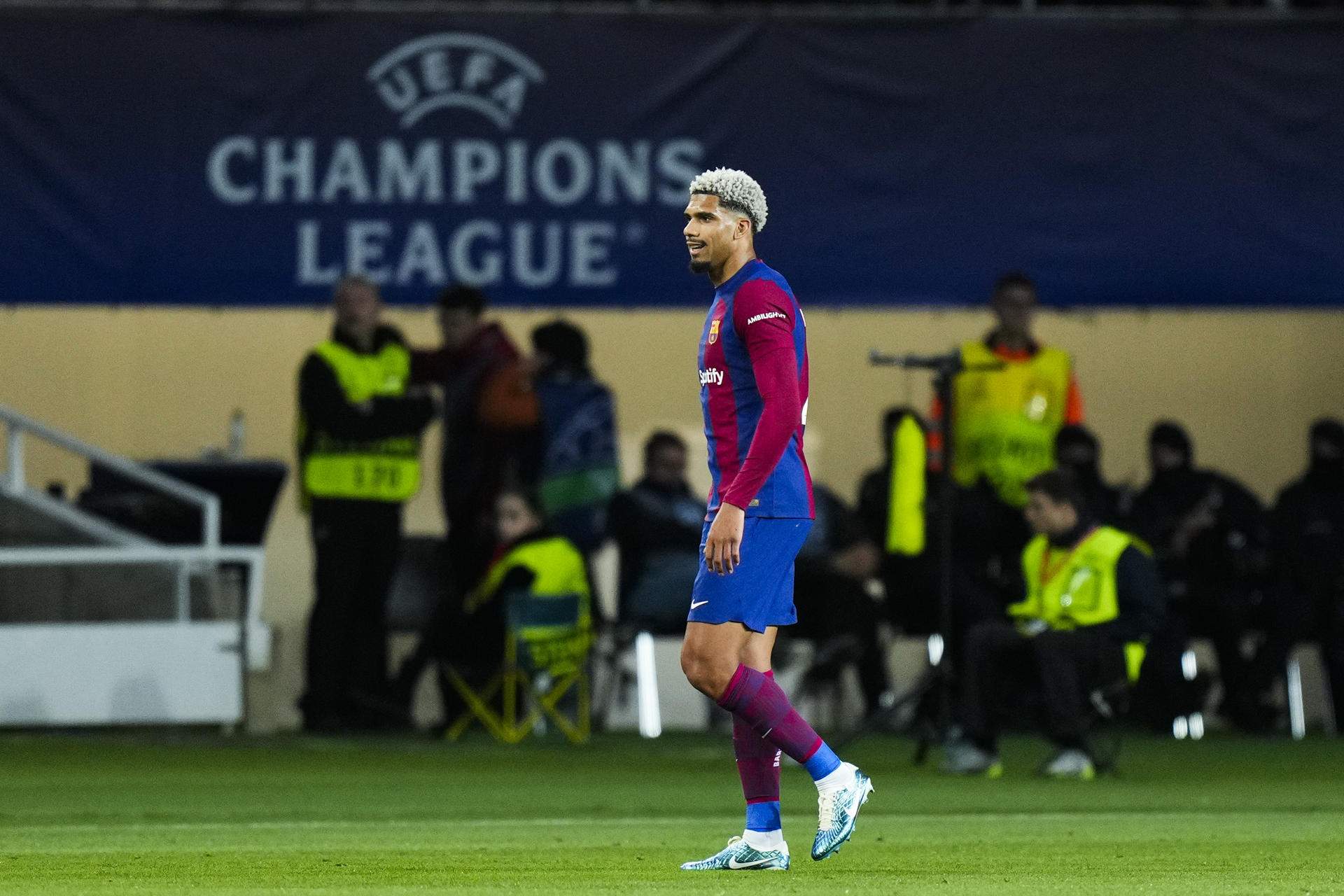 Ronald Araújo agota la paciencia de Joan Laporta por negarse a renovar y el Barça activa a su sustituto