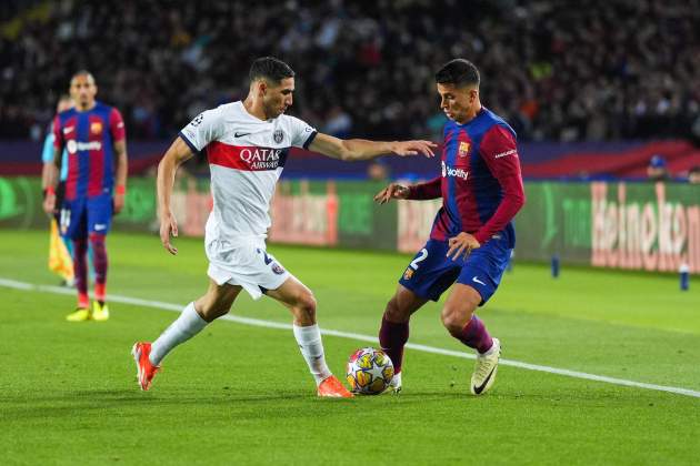 Joao Cancelo sent defensat per Achraf Hakimi durant el Barça - PSG / Foto: EFE