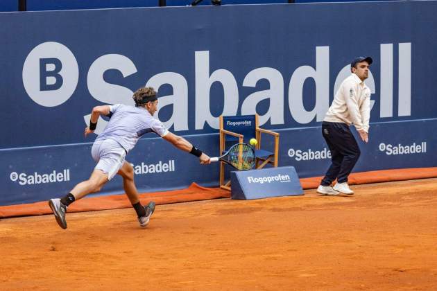 Casper Ruud intenta salvar una pelota en el Barcelona Open Banco Sabadell / Foto: Carlos Baglietto