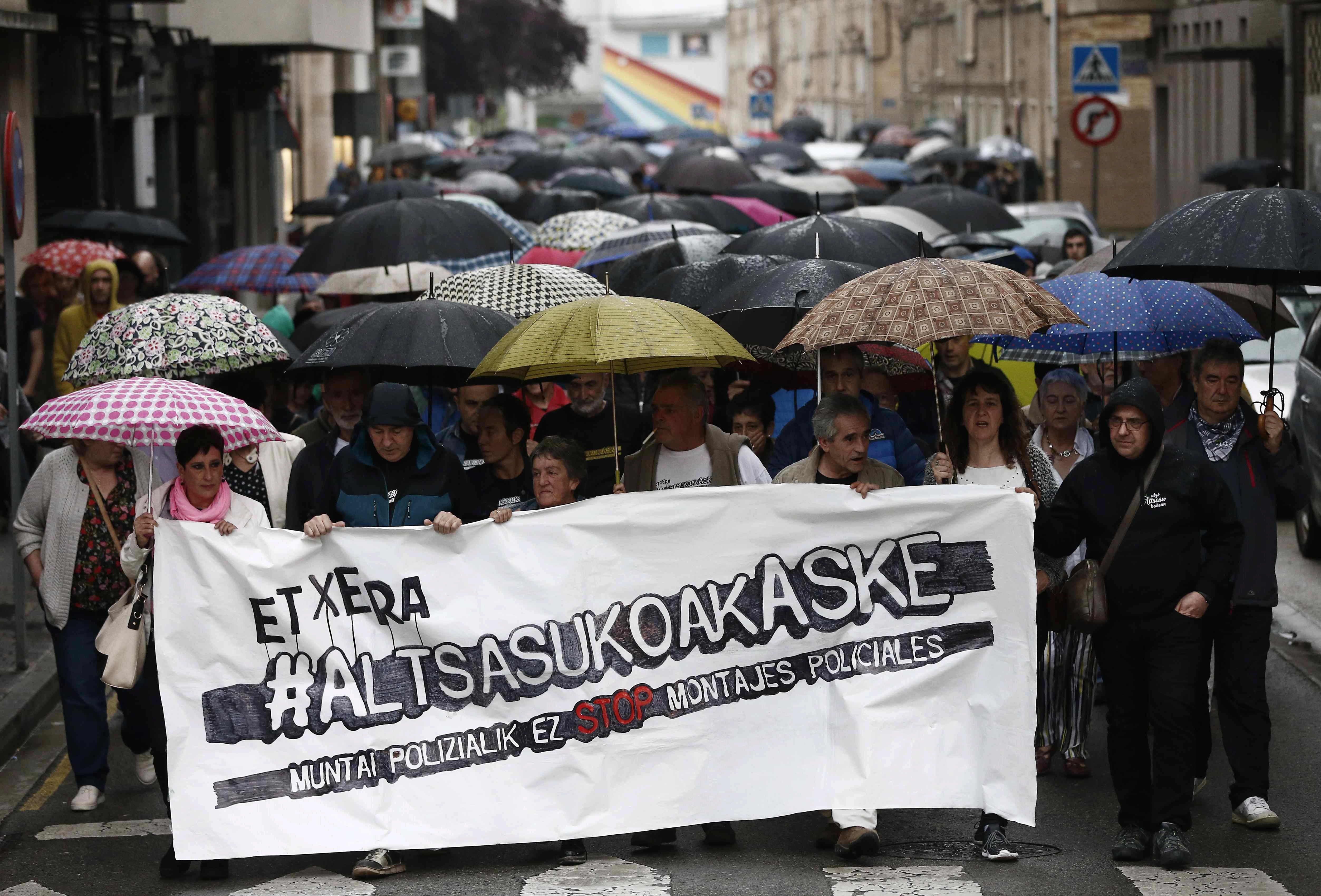 Los familiares de los jóvenes de Altsasu piden amparo al Parlamento vasco