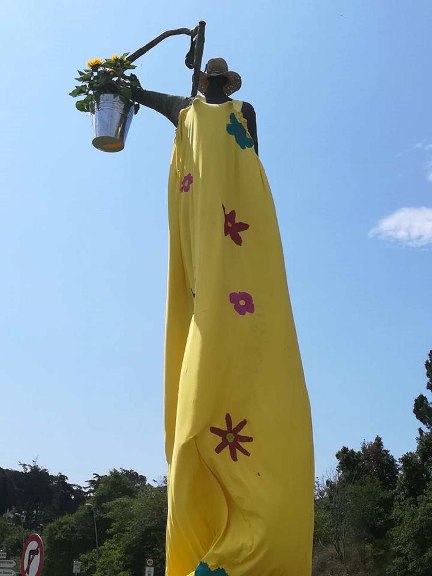 Tabàrnia crema una estàtua vestida de groc a Argentona