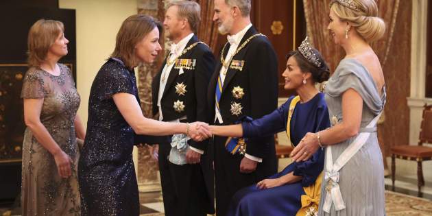 Letizia asseguda|establerta en la recepción Letizia asseguda|establerta en la recepción
