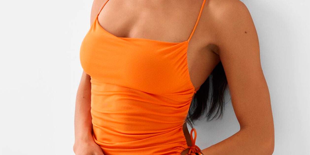 Bershka agota en tiempo récord el vestido midi drapeado naranja de 25,99 euros y repondrá stock