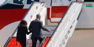 Felip i Letícia pujant a l'avió Felip i Letícia pujant a l'avió