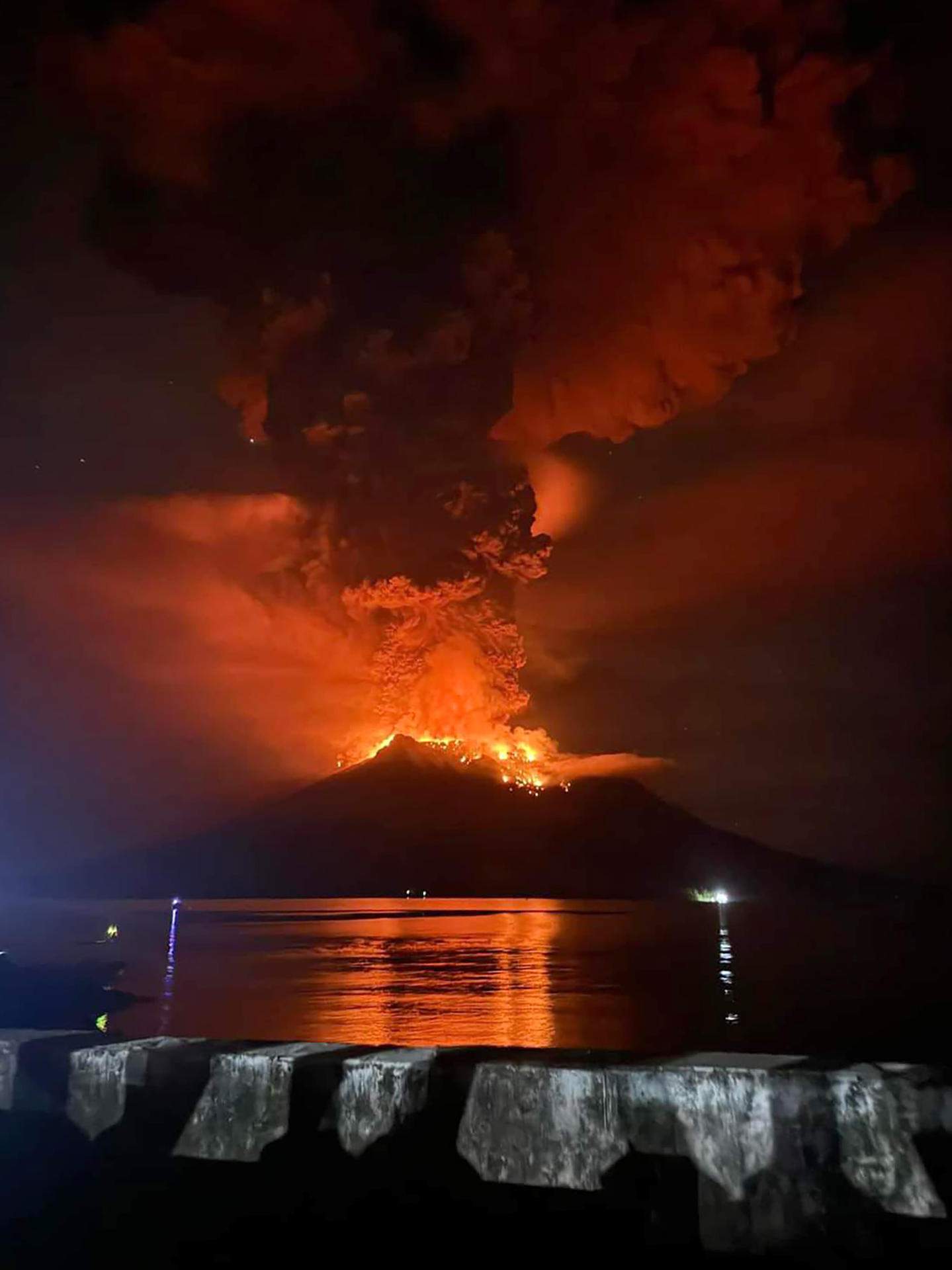 Indonèsia, en alerta per un possible tsunami després de les erupcions del volcà Ruang