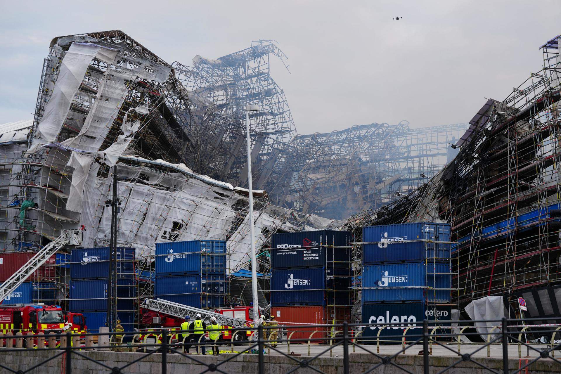 Cae parte de la fachada del edificio de la Bolsa de Copenhague dos días después del incendio