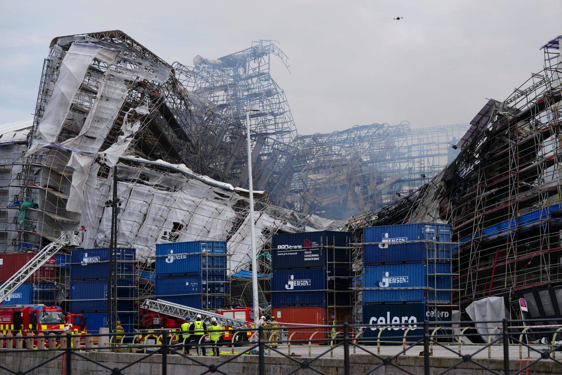 Cau part de la façana de l'edifici de la Borsa de Copenhaguen dos dies després de l'incendi