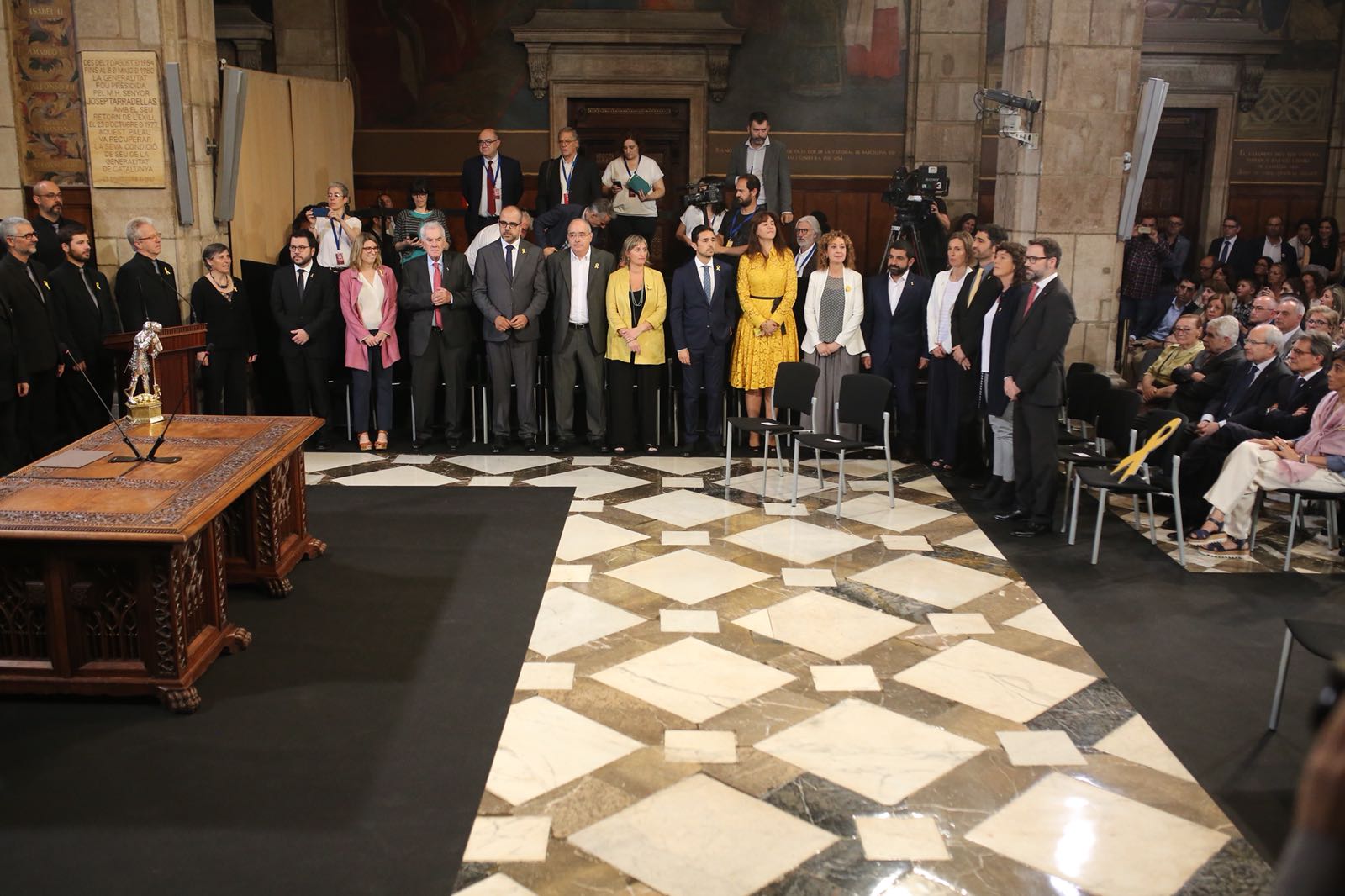 El gobierno Torra toma posesión con las familias de los presos como testigos