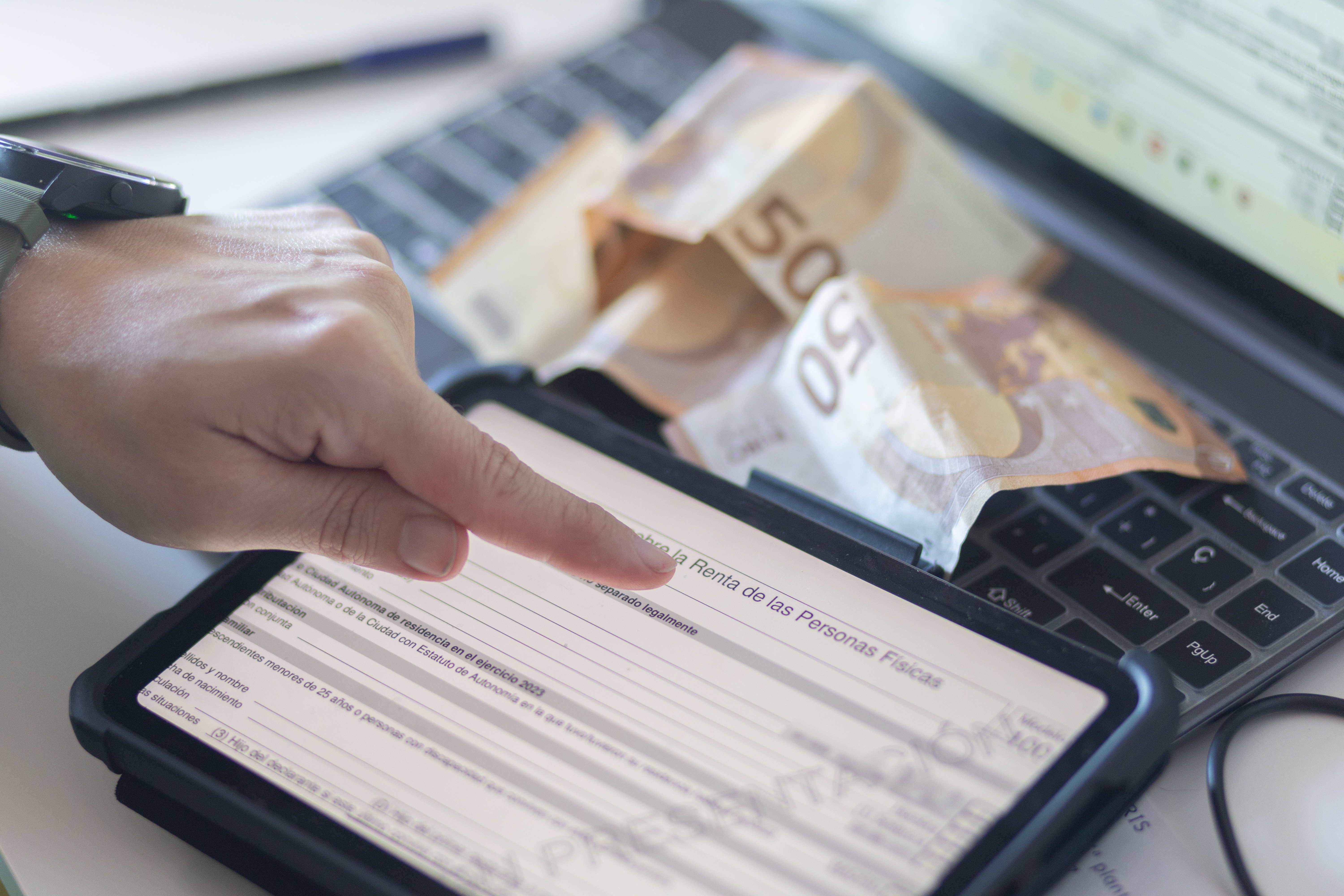 Hisenda ha notificat quines persones podran deduir-se l'assegurança de cotxe en la Declaració de la Renda