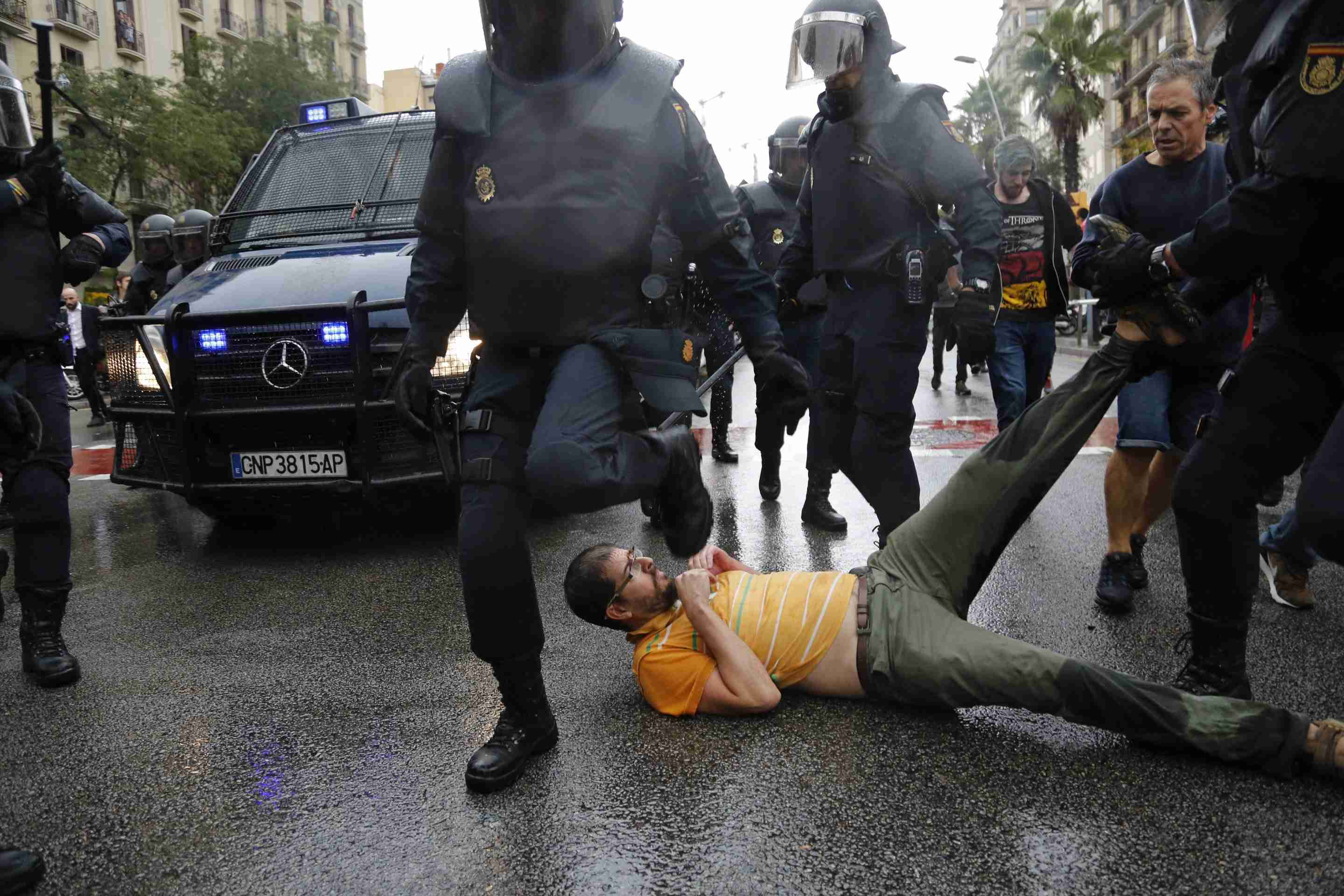 Spanish policeman says he beat Catalan referendum voter to give a "wake-up call"