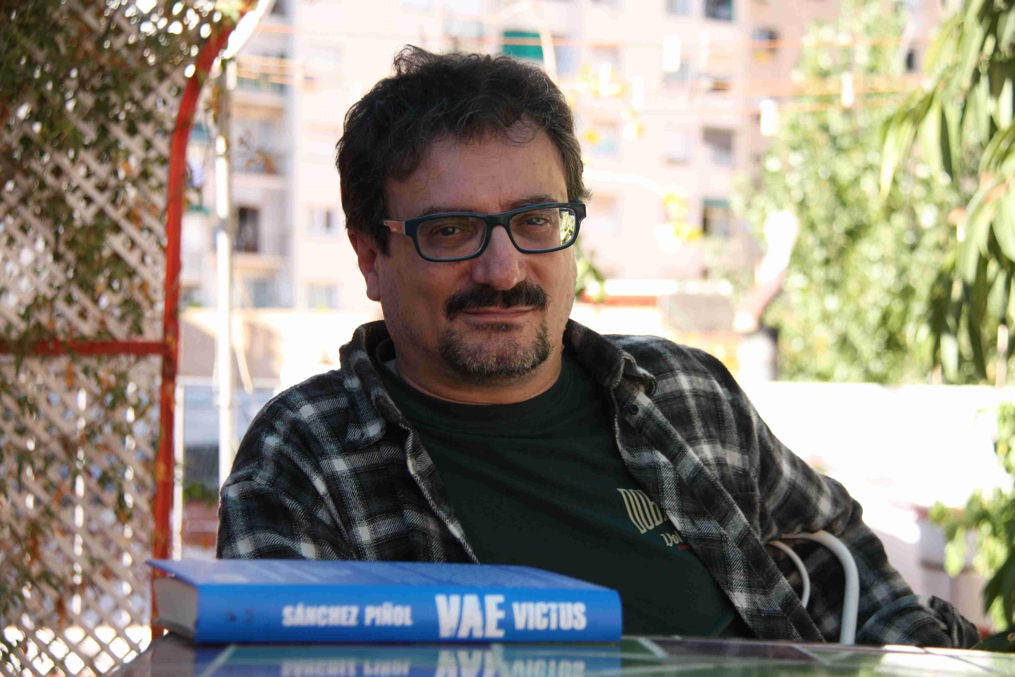 Sánchez Piñol, contra el Gremio de Editores por invitar a Santamaría