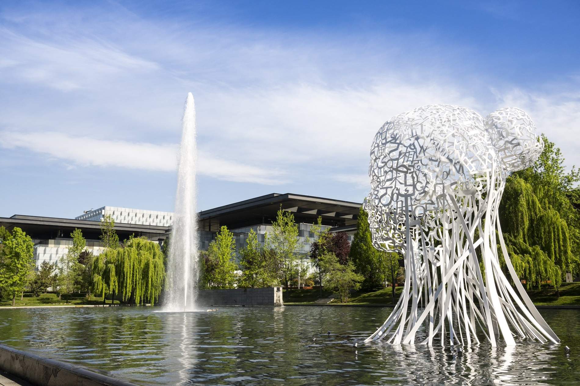 Jaume Plensa homenatja Telefónica pel seu centenari amb una monumental escultura anomenada 'Iris'