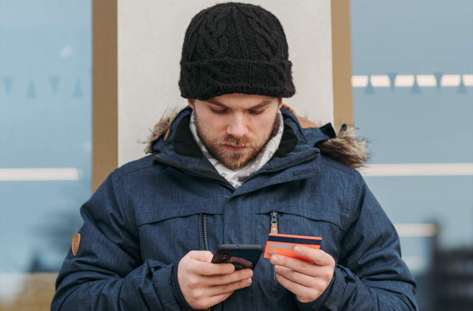 EuropaPress 5062323 usuari utilitzant targeta bancària movil