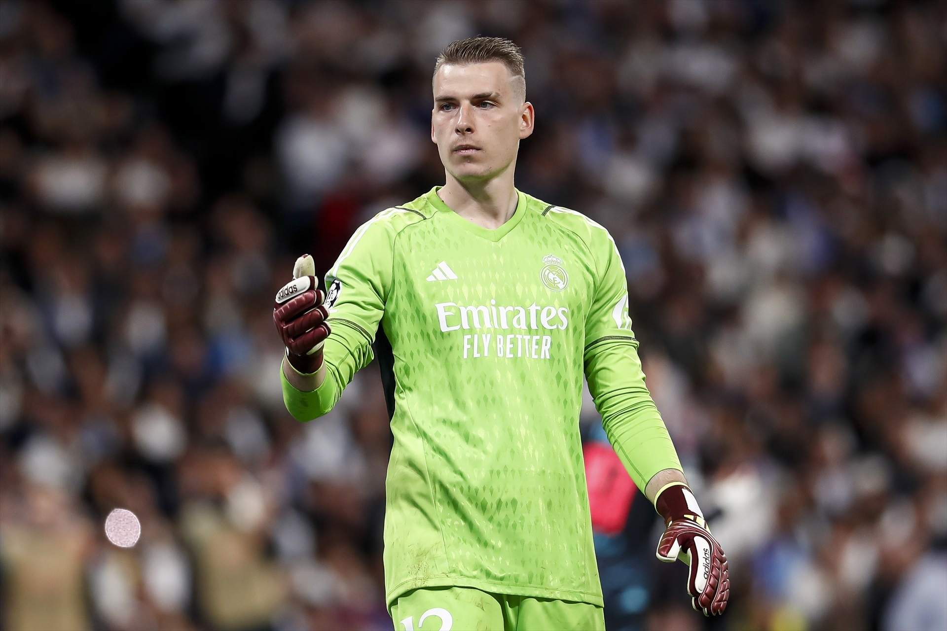 El Borussia Dortmund ofrece 30 millones, pero el Real Madrid pide el doble; Lunin, con pie y medio fuera